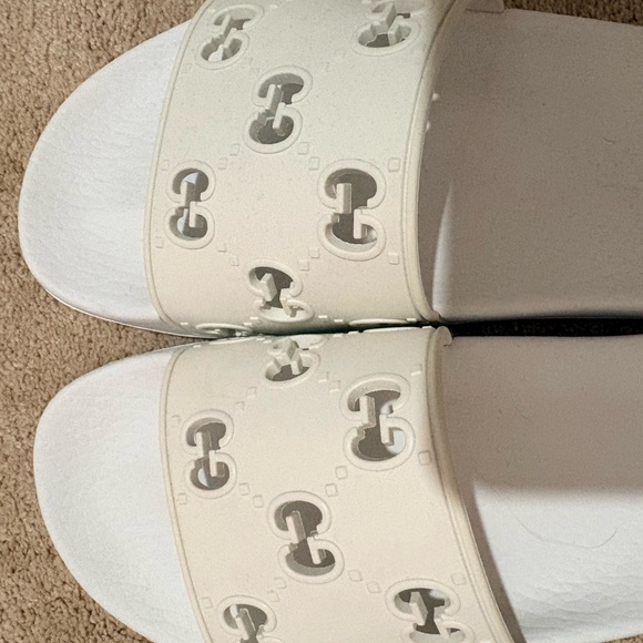 NEVER WORN - Gucci GG Logo Slide Sandals – Ivory/White 
Size 39 (US9) - Picture 3 of 4